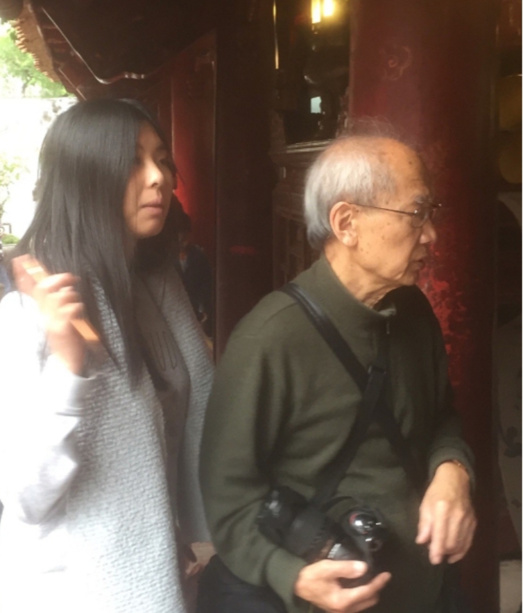 Ngàn người đến Văn Miếu, chỉ có 1 người đeo khẩu trang nhưng... sai cách phong chong virus la chi co tren internet