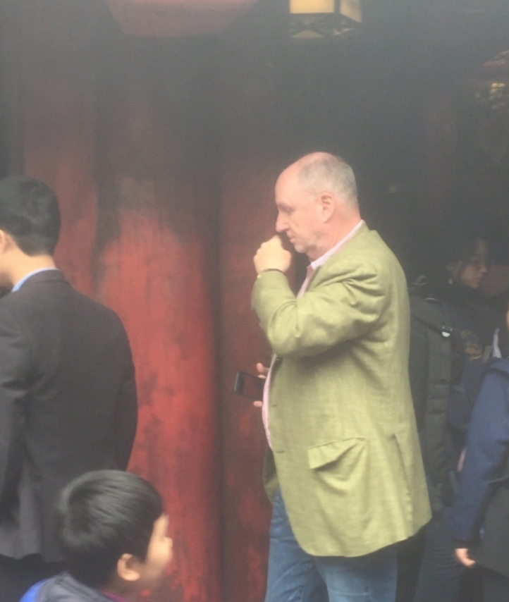 Ngàn người đến Văn Miếu, chỉ có 1 người đeo khẩu trang nhưng... sai cách phong chong virus la chi co tren internet