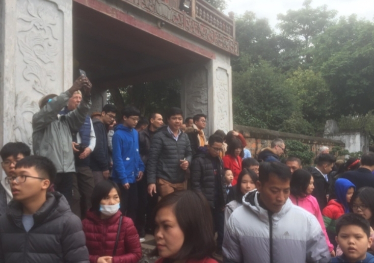 Ngàn người đến Văn Miếu, chỉ có 1 người đeo khẩu trang nhưng... sai cách phong chong virus la chi co tren internet