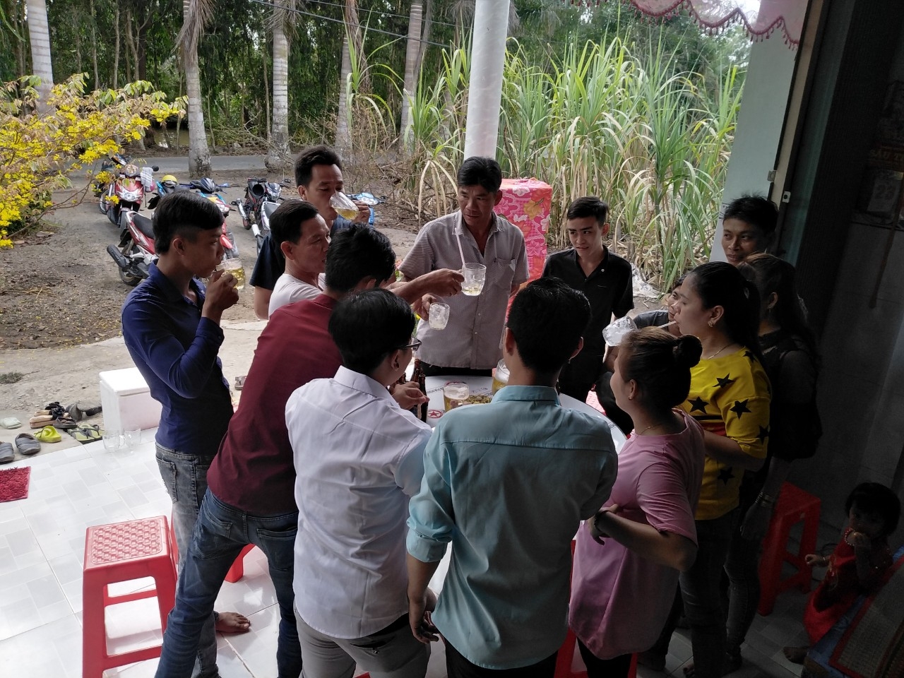 Chàng công nhân về ăn Tết muộn: Hạnh phúc vì được ở bên gia đình trong ngày đầu năm mới chang cong nhan ve an tet muon hanh phuc vi duoc o ben gia dinh trong ngay dau nam moi