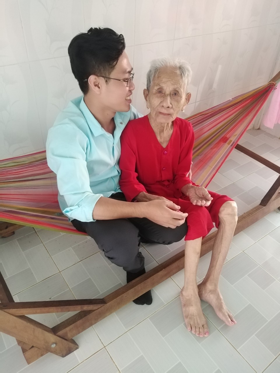 Chàng công nhân về ăn Tết muộn: Hạnh phúc vì được ở bên gia đình trong ngày đầu năm mới chang cong nhan ve an tet muon hanh phuc vi duoc o ben gia dinh trong ngay dau nam moi
