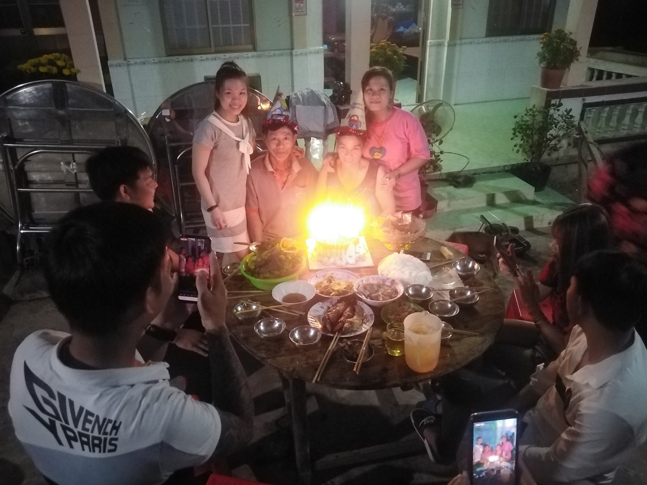 Chàng công nhân về ăn Tết muộn: Hạnh phúc vì được ở bên gia đình trong ngày đầu năm mới chang cong nhan ve an tet muon hanh phuc vi duoc o ben gia dinh trong ngay dau nam moi