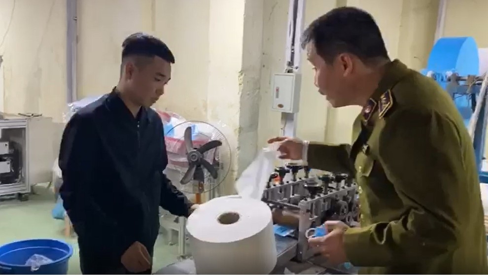 Phát hiện công ty dùng giấy vệ sinh để sản xuất khẩu trang y tế có lõi kháng khuẩn phat hien cong ty dung giay ve sinh de san xuat khau trang y te co loi khang khuan