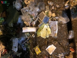 Cảnh báo lây lan dịch bệnh Covid - 19 khi vứt khẩu trang y tế bừa bãi
