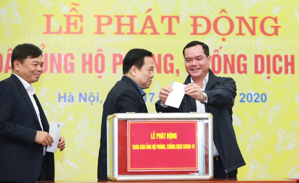 tong lien doan lao dong viet nam trao 2 ty dong ung ho phong chong dich covid 19
