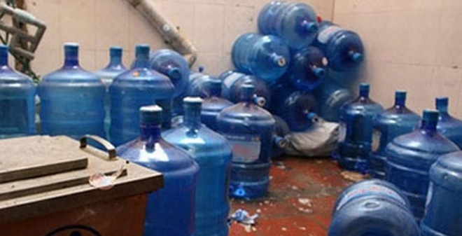 Hiểm họa từ độ “tinh khiết” của nước đóng bình rẻ tiền hiem hoa tu do tinh khiet cua nuoc dong binh re tien