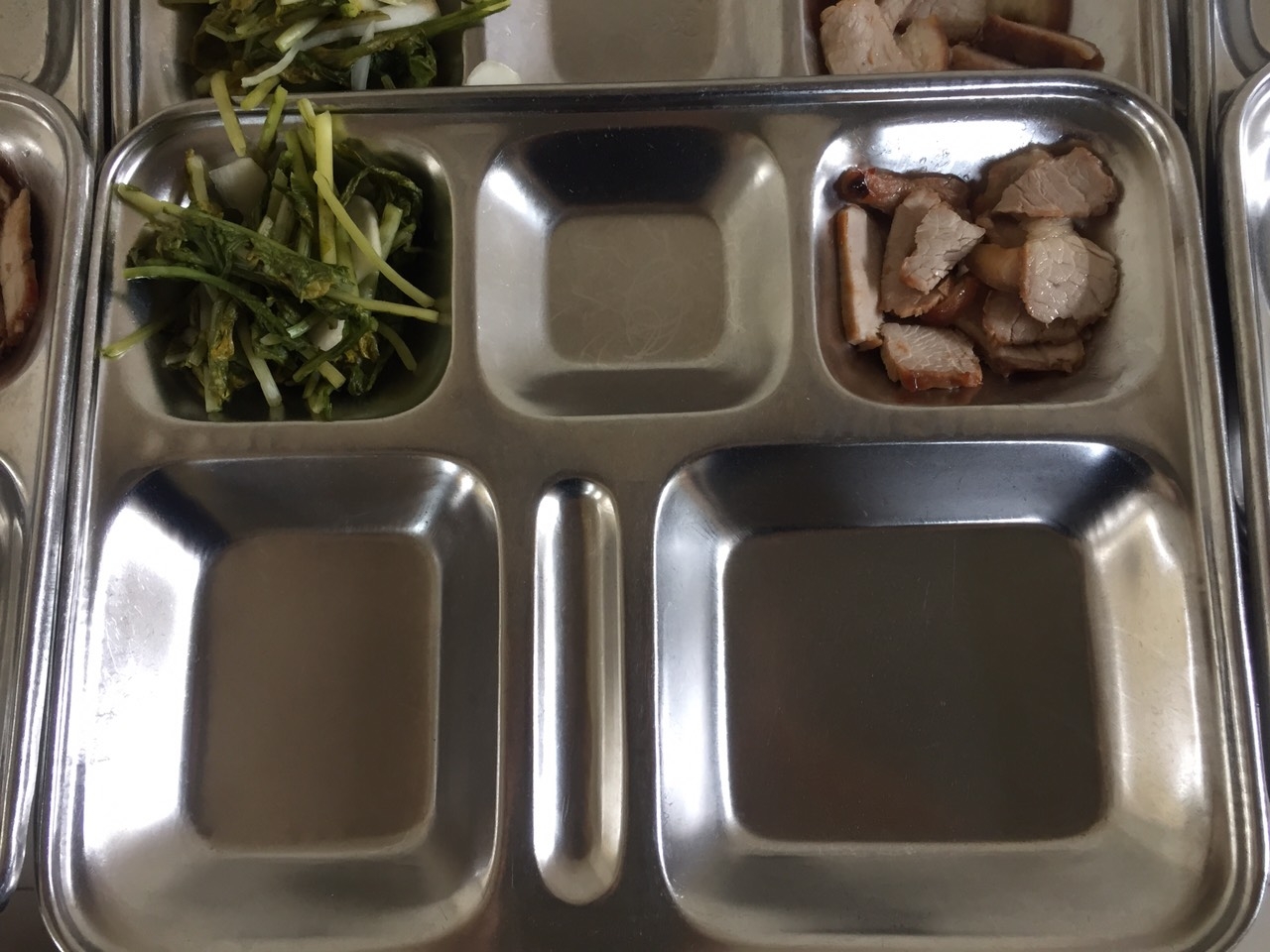 “Nhọc nhằn” những bữa cơm ca và mong mỏi của công nhân nhoc nhan nhung bua com ca va mong moi cua cong nhan