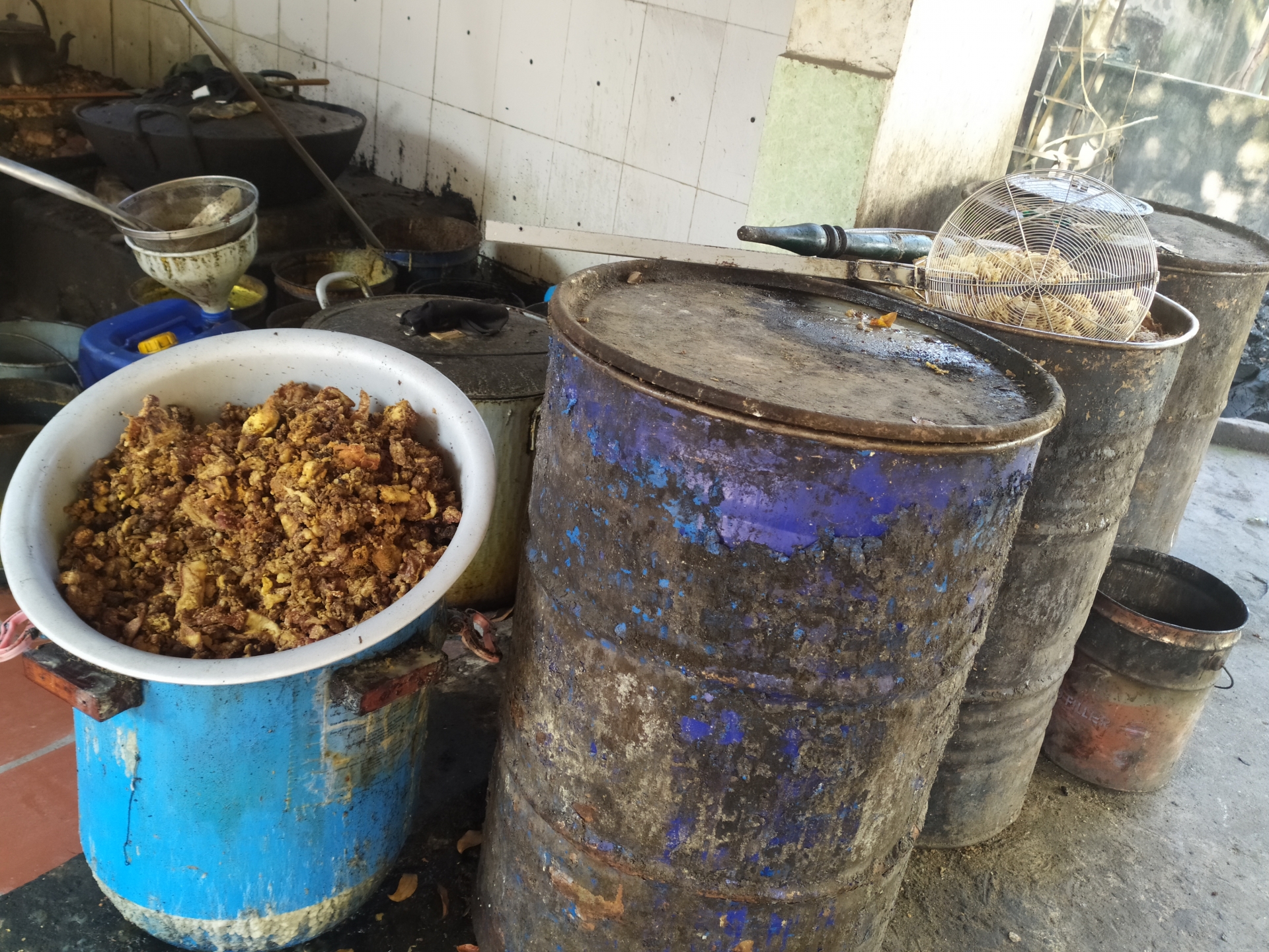 “Đột kích”cơ sở sản xuất và thu mua mỡ bẩn tại Hưng Yên