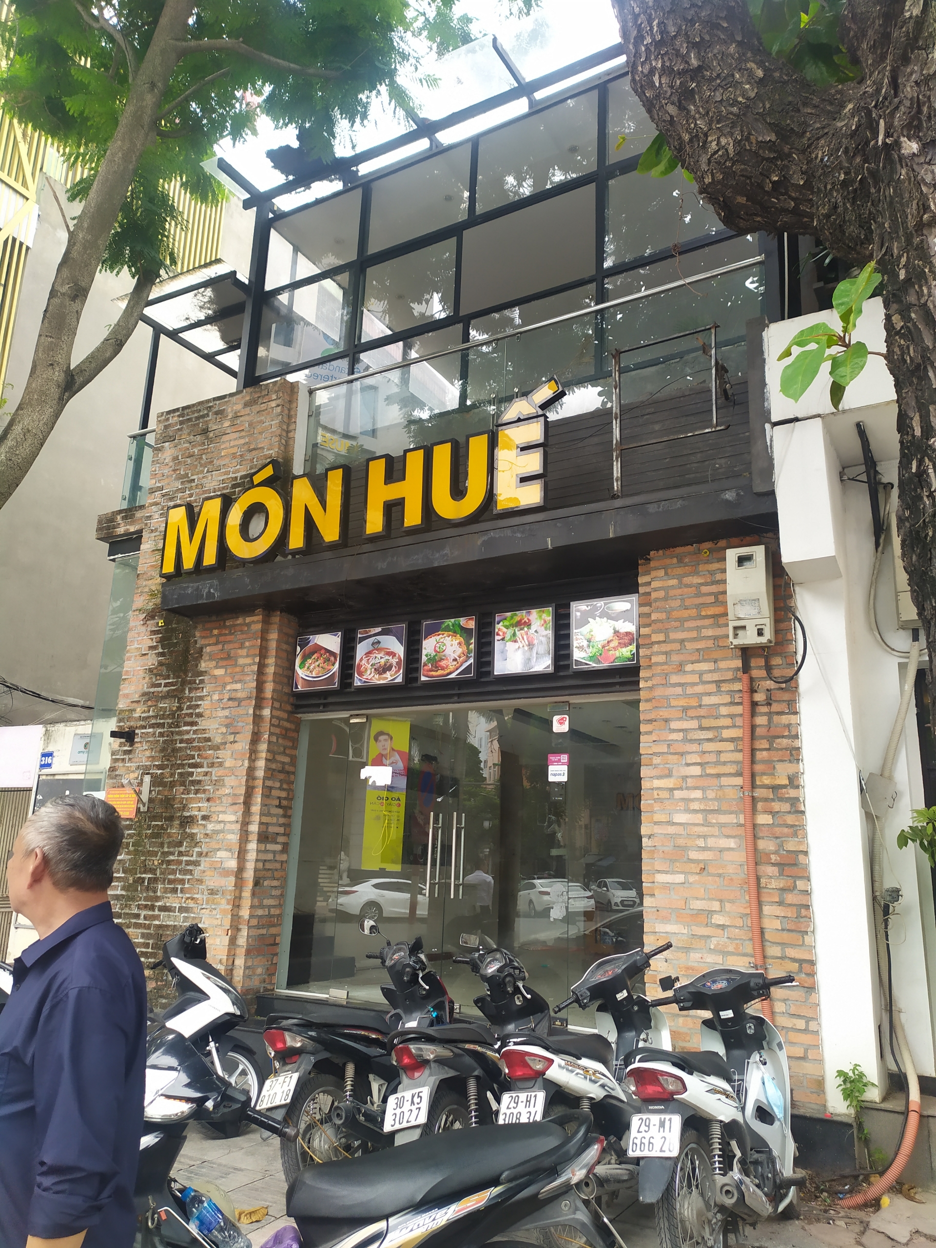 khach hang mon hue to nguyen lieu chat luong kem thit oi thiu