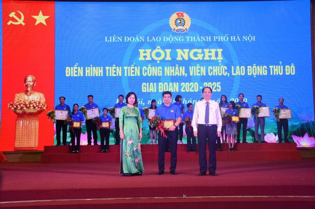 Công nhân ưu tú có nhiều sáng kiến trong lao động Công nhân ưu tú có nhiều sáng kiến trong lao động