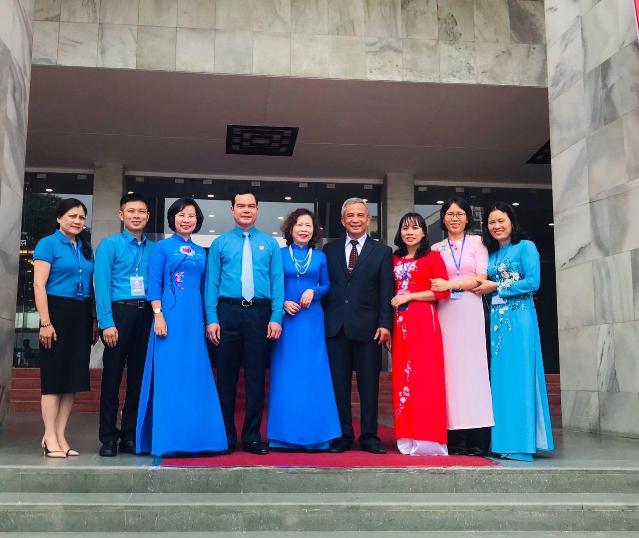 Nữ Chủ tịch công đoàn luôn sát cánh, bảo vệ người lao động Nữ Chủ tịch công đoàn luôn sát cánh, bảo vệ người lao động