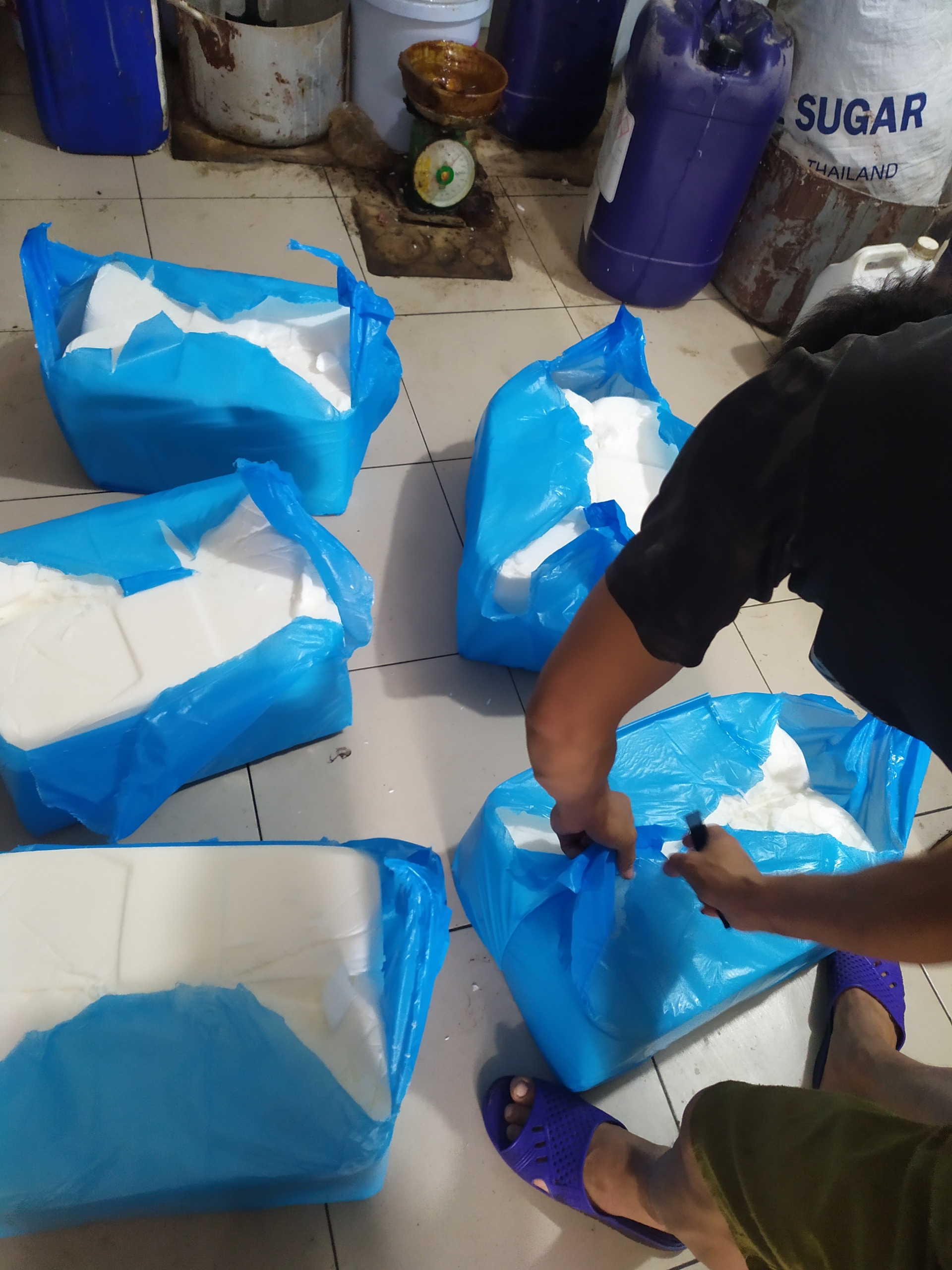 "Rùng mình" quy trình sản xuất bánh kẹo, sôcôla "bẩn"