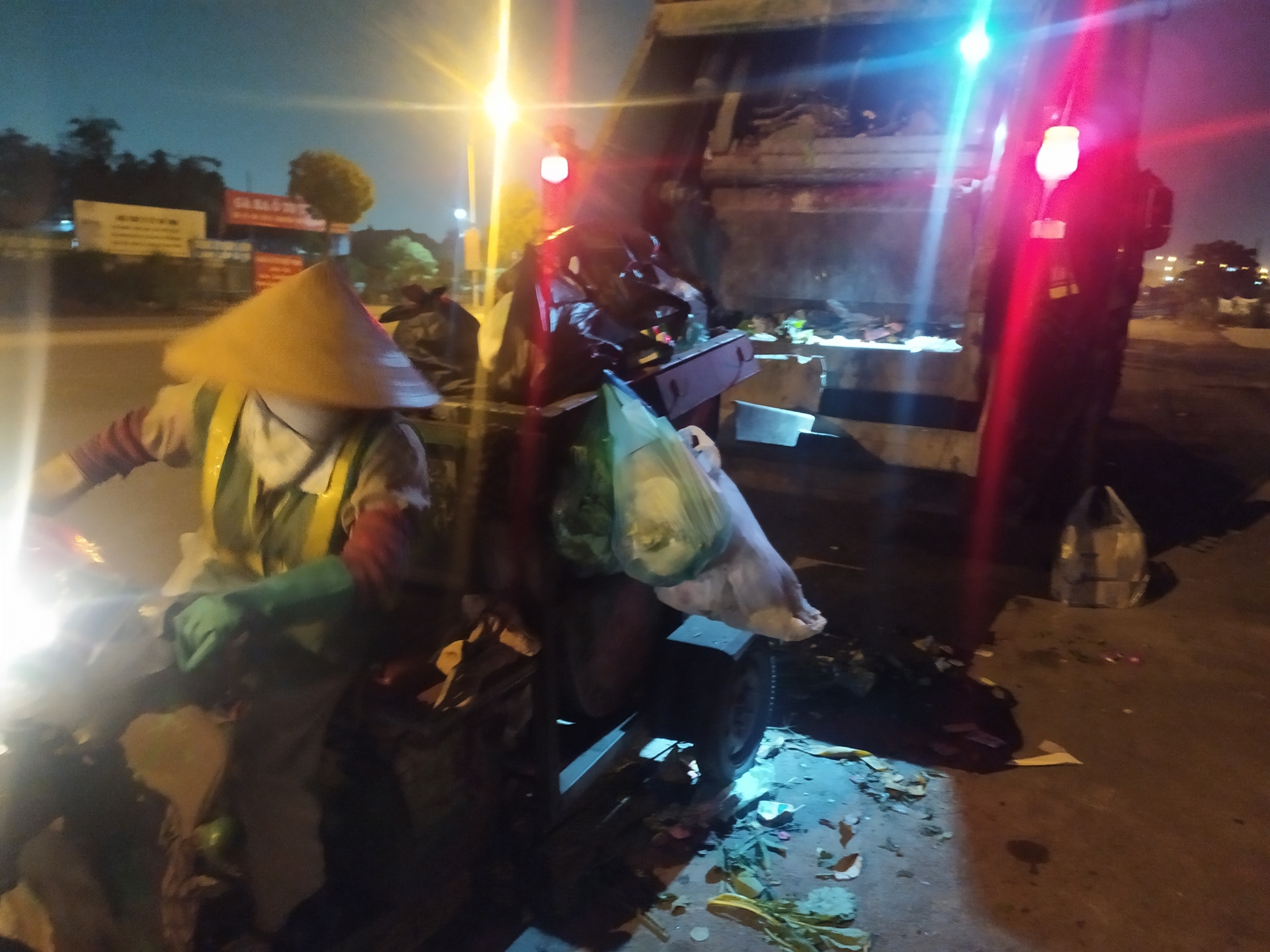 nhung canh doi lao cong nhoc nhan muu sinh lam sach pho phuong