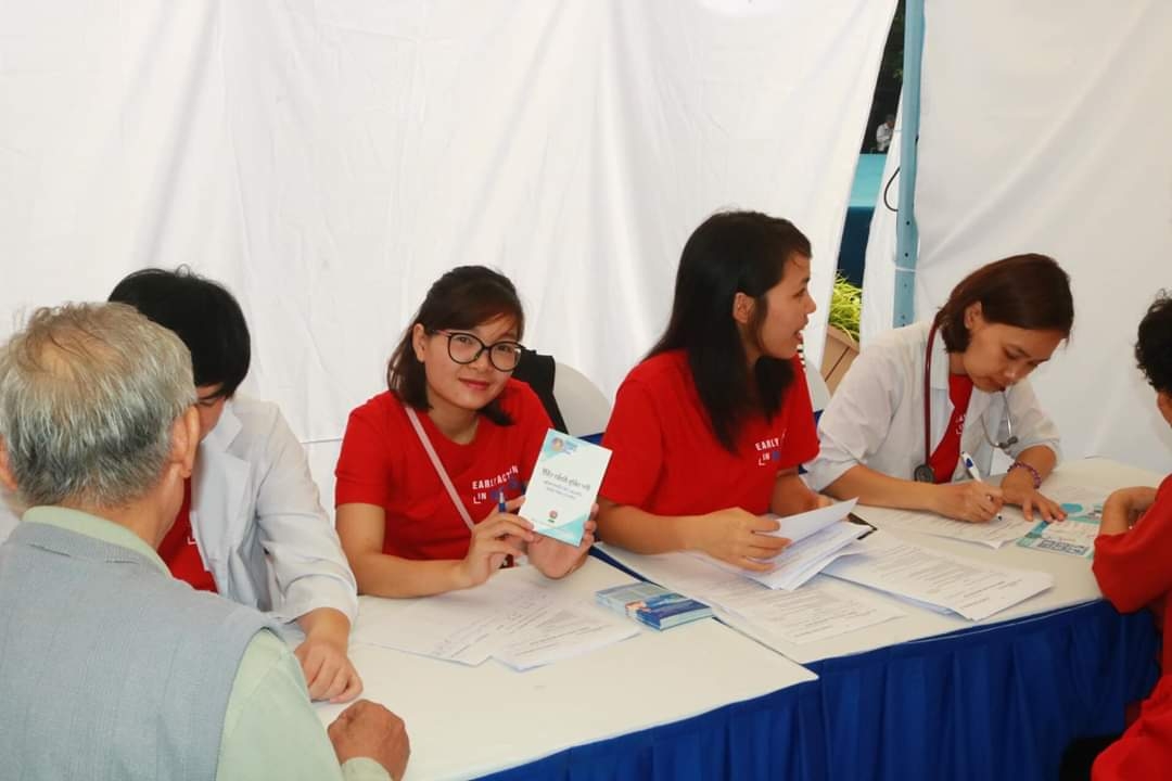 kham mien phi 4 benh nguy hiem cho nguoi dan tai pho di bo ho guom