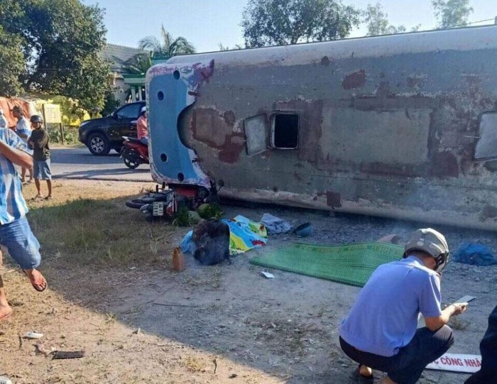 Xe chở công nhân lật ngang, khiến 2 người chết, 11 người bị thương xe cho cong nhan lat ngang khien 2 nguoi chet 11 nguoi bi thuong