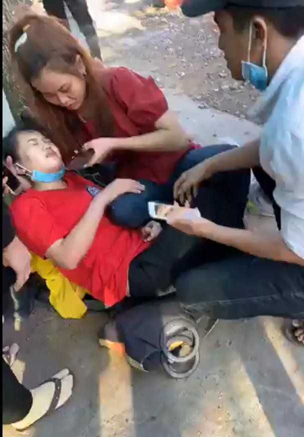 Xe chở công nhân lật ngang, khiến 2 người chết, 11 người bị thương xe cho cong nhan lat ngang khien 2 nguoi chet 11 nguoi bi thuong