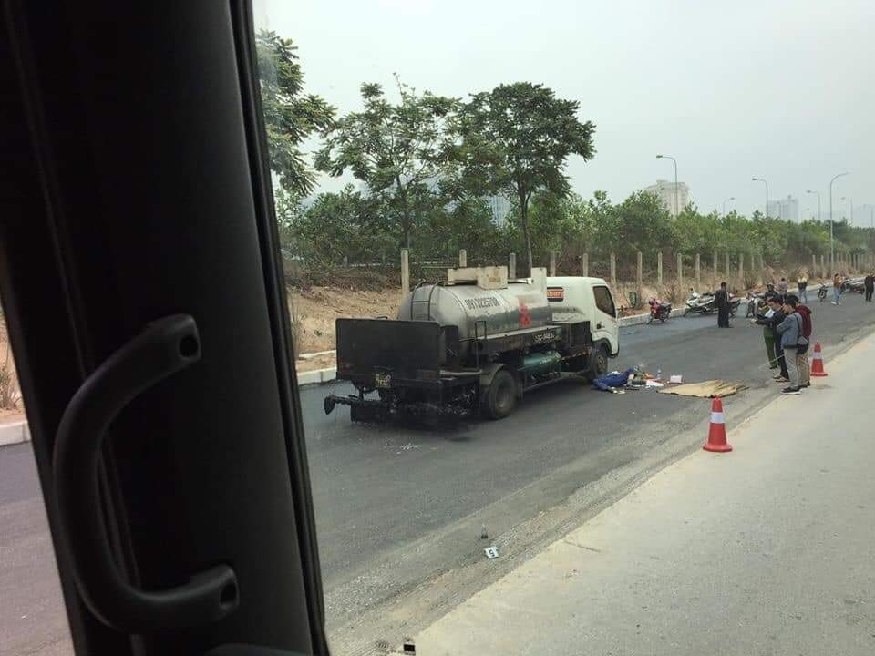 Nam công nhân bị tử vong do xe bồn tưới nhựa đường cán lên người