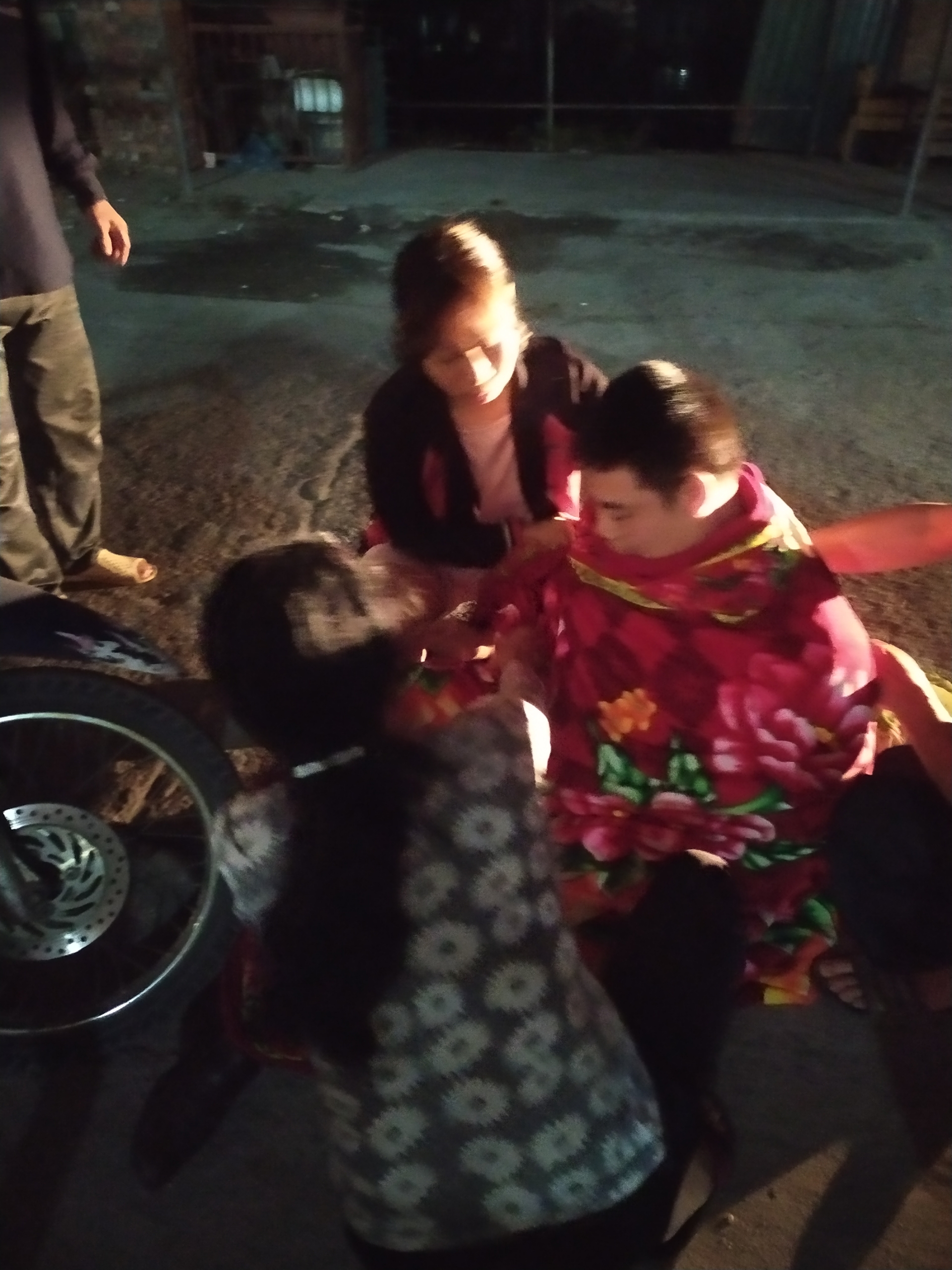 Hưng Yên: Nam công nhân bị trúng gió ngất lịm trên đường đi làm về