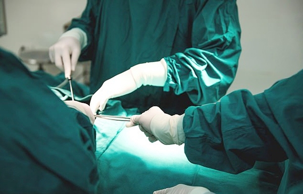 Phá thai ở tuần 28, một phụ nữ trẻ bị sốc mất máu nghiêm trọng, cắt tử cung hoàn toàn