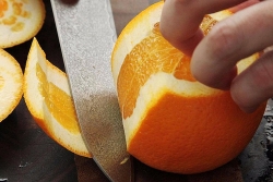 hiem nguy duong ngang noi nu gac chan nga xuong duong