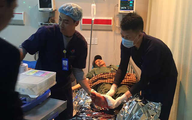 Tuyên Quang: Người đàn ông bị tai nạn lúc dùng máy cắt chè khiến bàn chân gần đứt rời