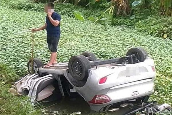 Bắc Ninh: Tài xế tử vong trong xe ô tô lất ngửa dưới mương nước bac ninh tai xe tu vong trong xe o to lat ngua duoi muong nuoc
