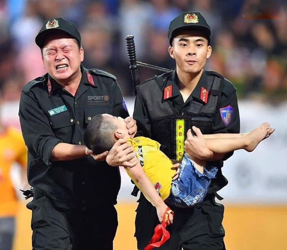 nen hay khong viec dung ngon tay ngan tre co giat can luoi