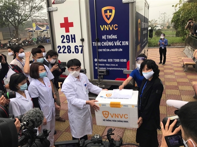 Những mũi tiêm đầu tiên và hy vọng miễn dịch cộng đồng