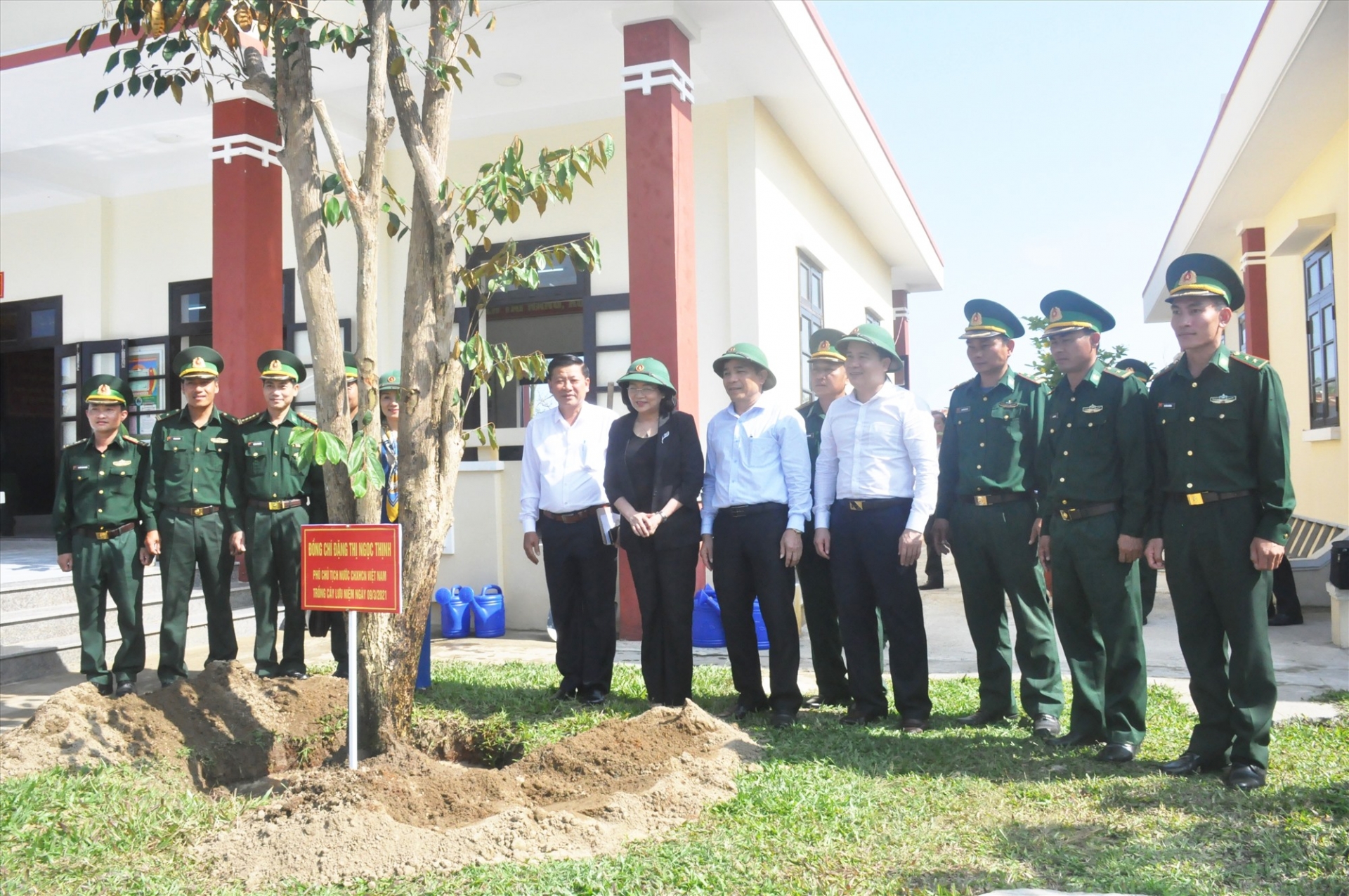 Phó Chủ tịch nước tặng quà cho công nhân lao động ở Quảng Nam Phó Chủ tịch nước tặng quà cho công nhân lao động ở Quảng Nam