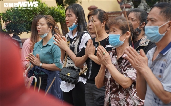 Chùa Hương: Nhiều du khách không đeo khẩu trang vô tư trẩy hội