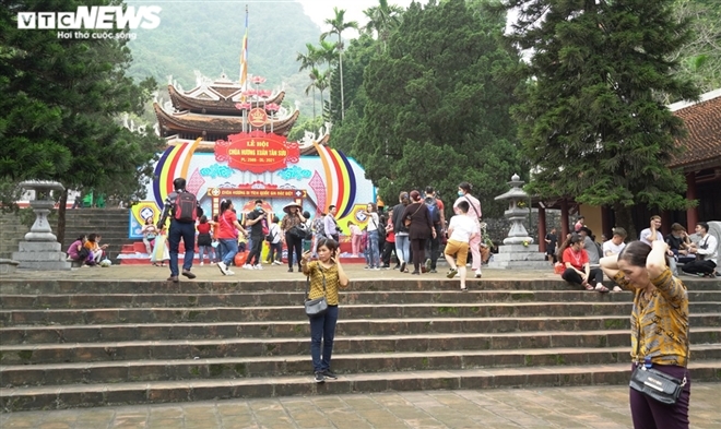 Chùa Hương: Nhiều du khách không đeo khẩu trang vô tư trẩy hội