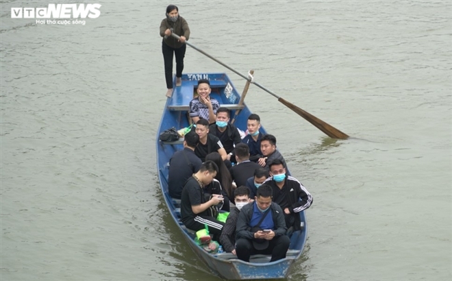 Chùa Hương: Nhiều du khách không đeo khẩu trang vô tư trẩy hội