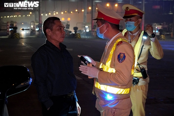 CSGT thức trắng đêm để kiểm tra nồng độ cồn, ma túy