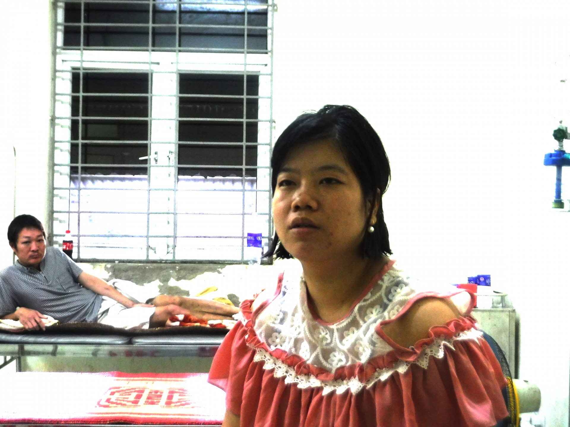 nu cong nhan bi ngo doc va nhung doi mat that than trong vien