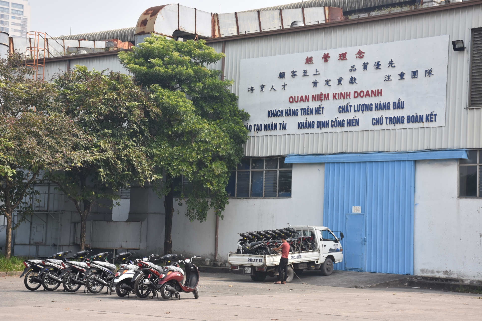 hanh trang tuoi gia cua nhung cong nhan bi lay di tuoi tre