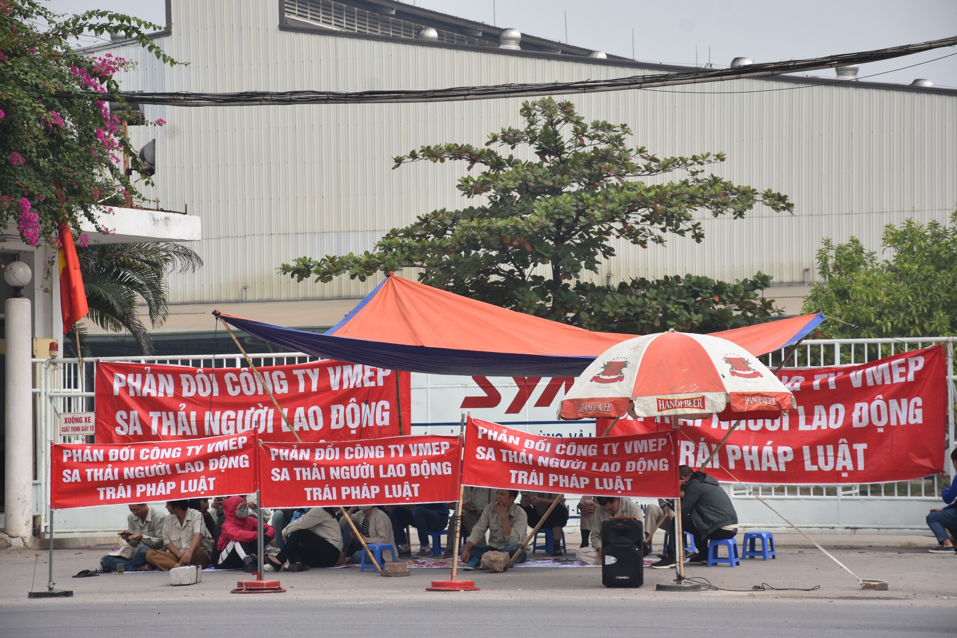 hanh trang tuoi gia cua nhung cong nhan bi lay di tuoi tre