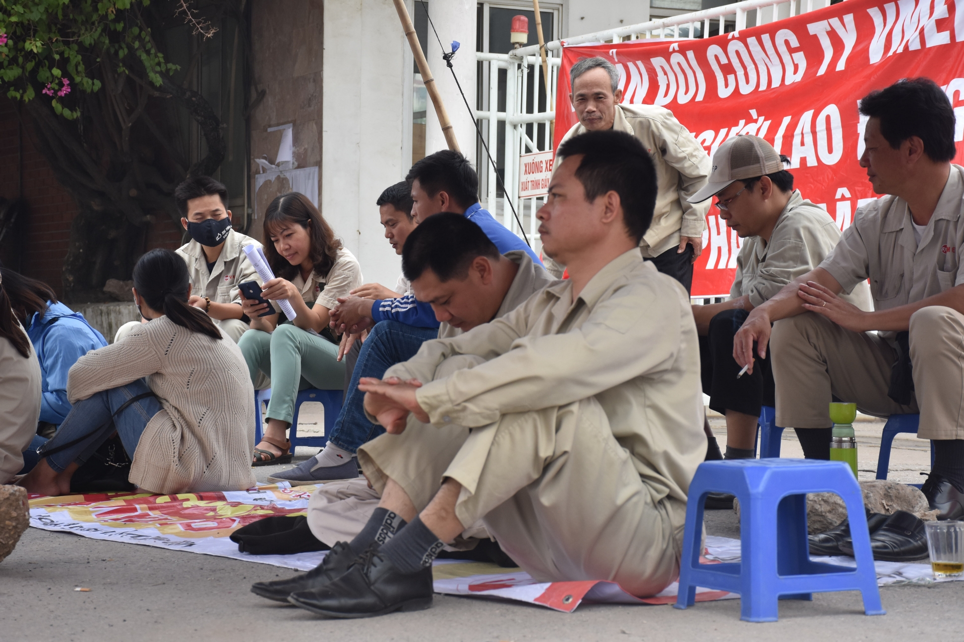 hanh trang tuoi gia cua nhung cong nhan bi lay di tuoi tre