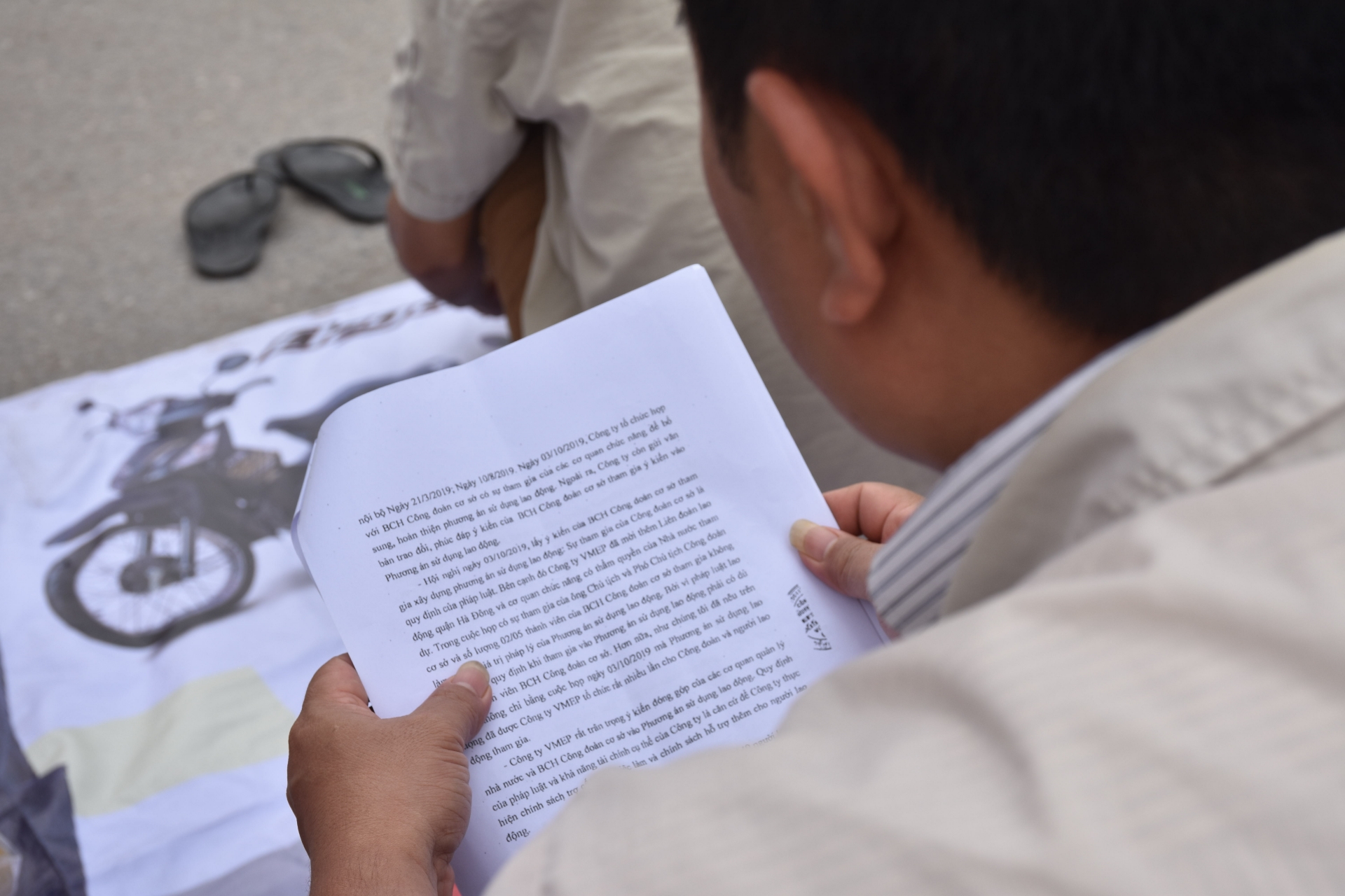 hanh trang tuoi gia cua nhung cong nhan bi lay di tuoi tre