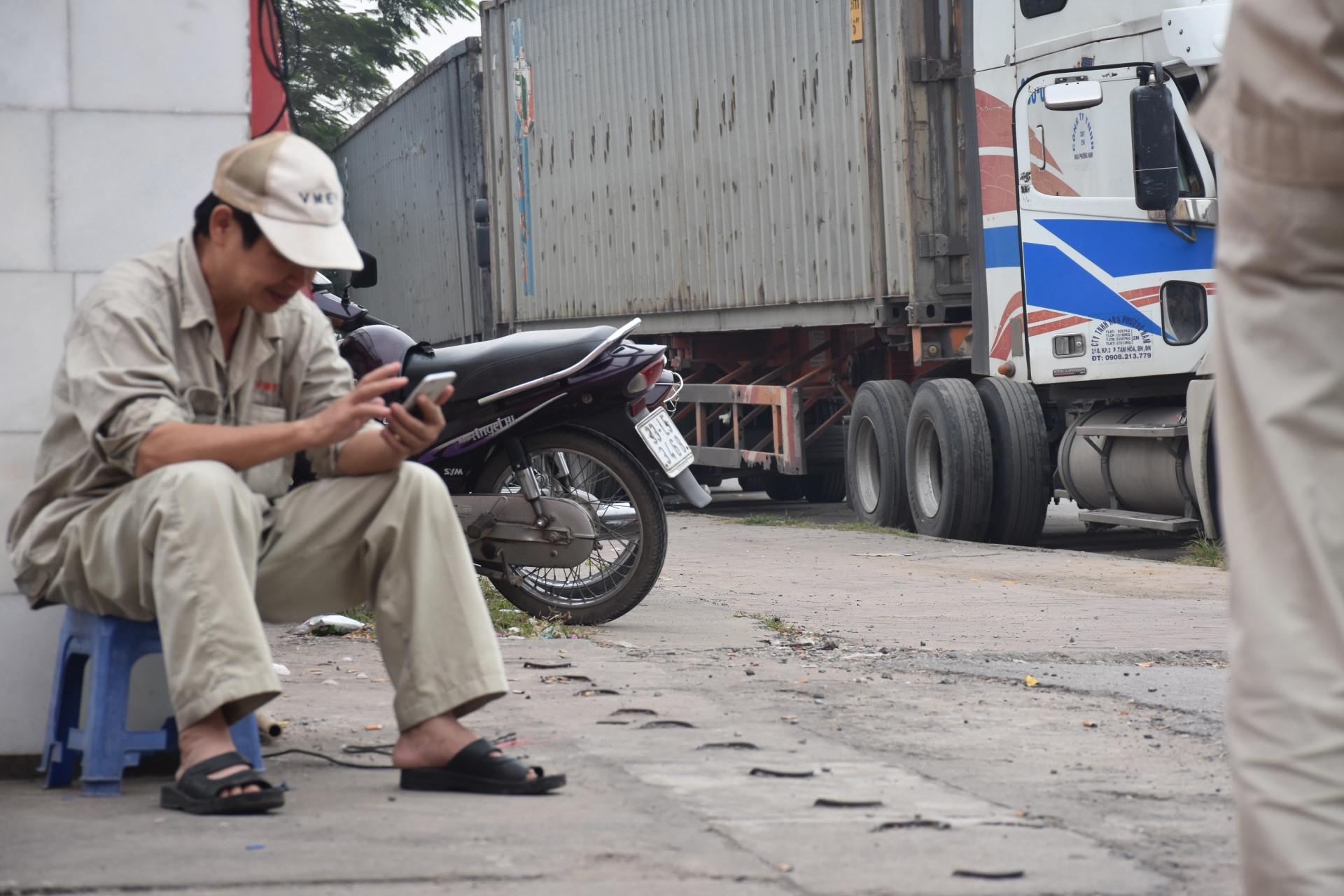 hanh trang tuoi gia cua nhung cong nhan bi lay di tuoi tre