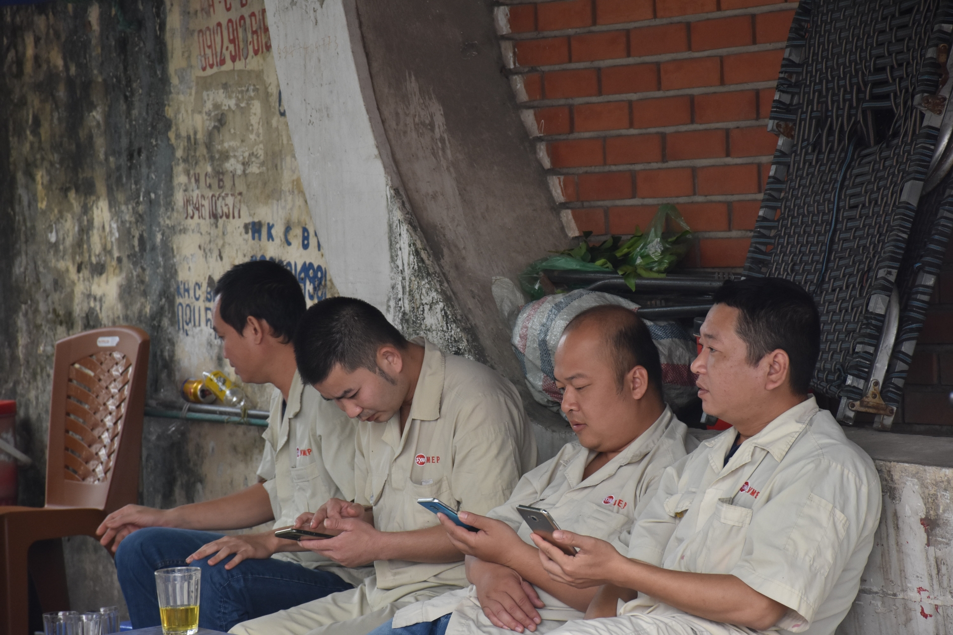 hanh trang tuoi gia cua nhung cong nhan bi lay di tuoi tre