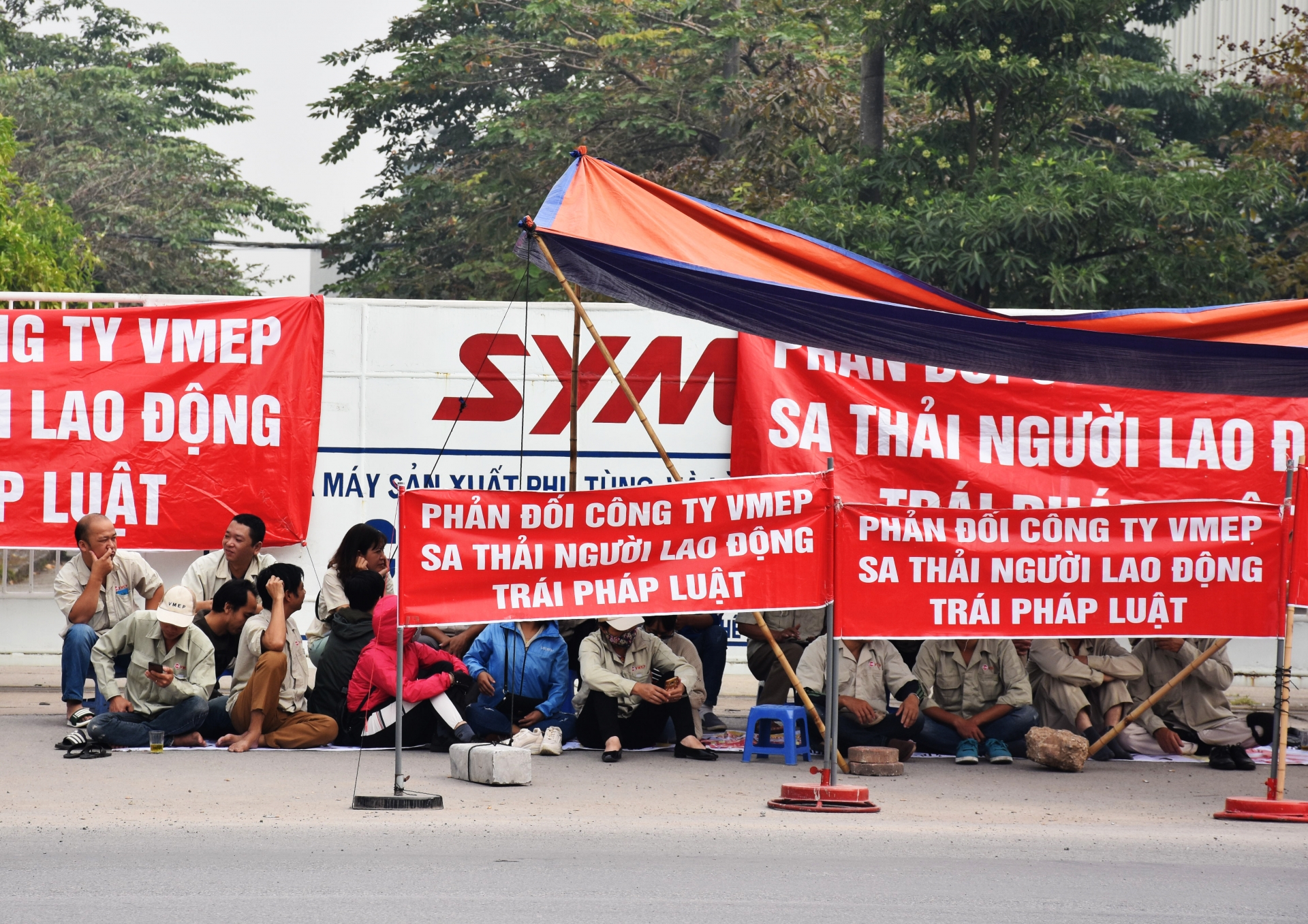 Khi VMEP trở lại “như chưa bắt đầu”, công nhân phản đối bằng việc tập trung trở lại