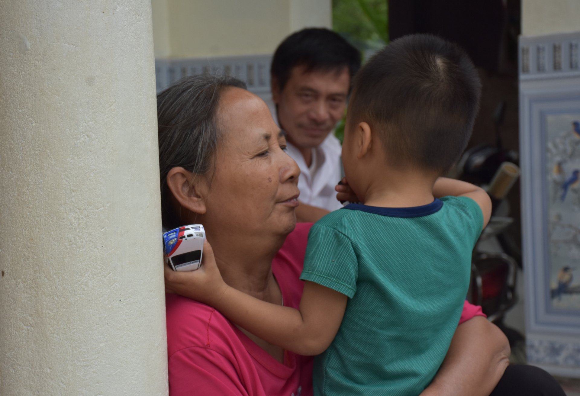 vu 149 cong nhan vmep dot nhien bi sa thai guong mat cua mot noi buon tuoi tre