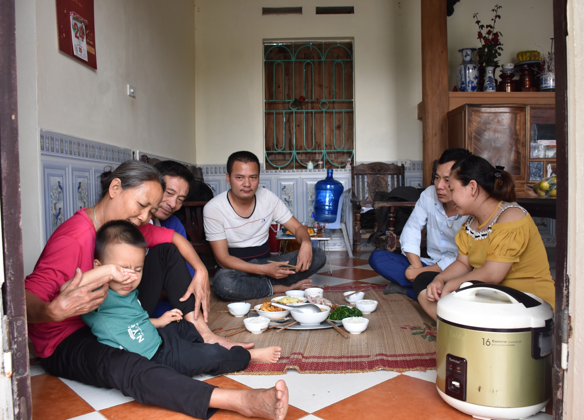 vu 149 cong nhan vmep dot nhien bi sa thai guong mat cua mot noi buon tuoi tre