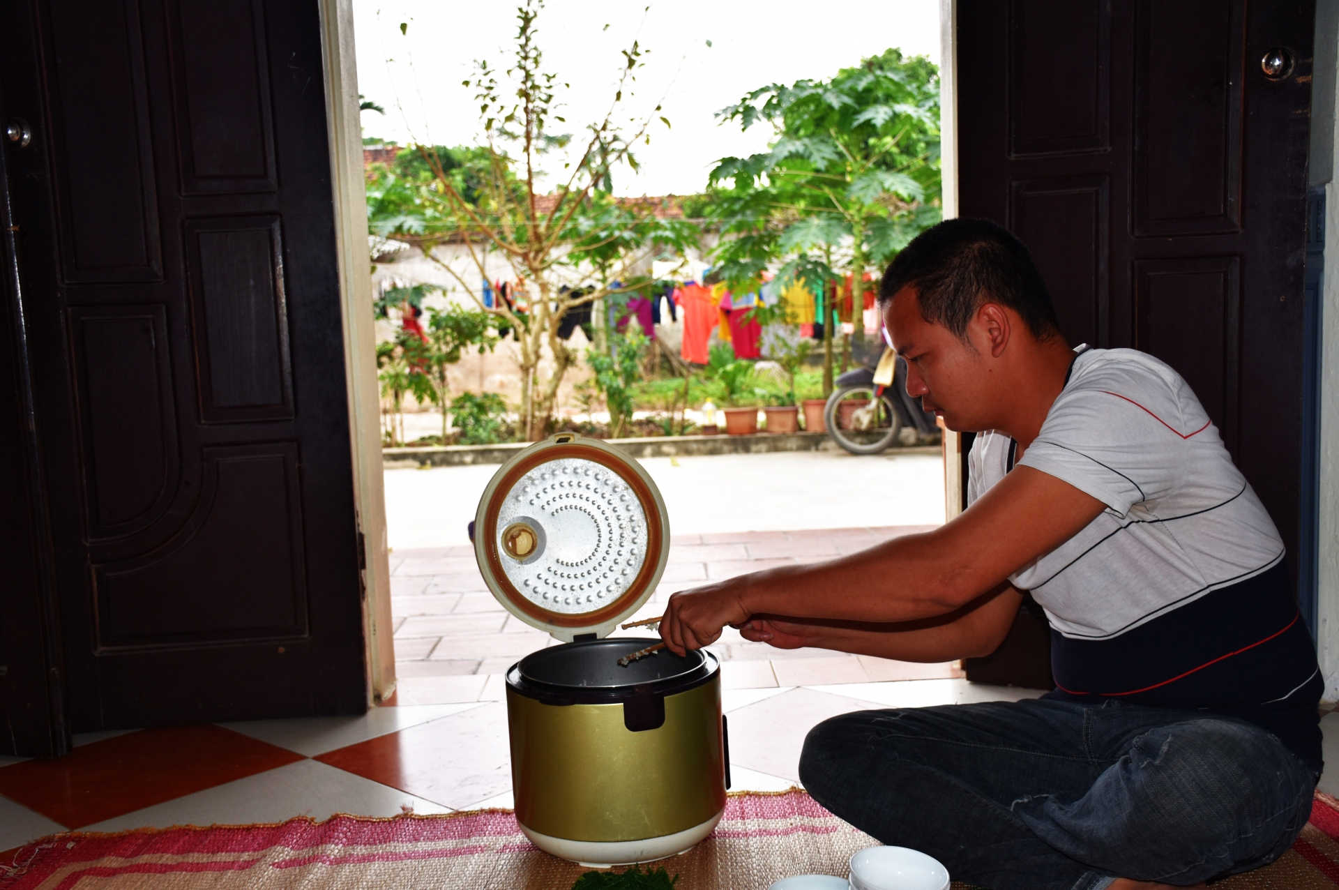 vu 149 cong nhan vmep dot nhien bi sa thai guong mat cua mot noi buon tuoi tre