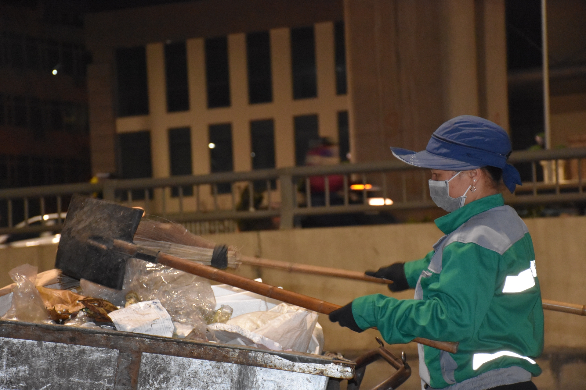 Những người giữ phố sạch sẽ trong đêm, ngay cả khi gió mùa đông bắc tràn về nhung nguoi giu pho sach se trong dem ngay ca khi gio mua dong bac tran ve