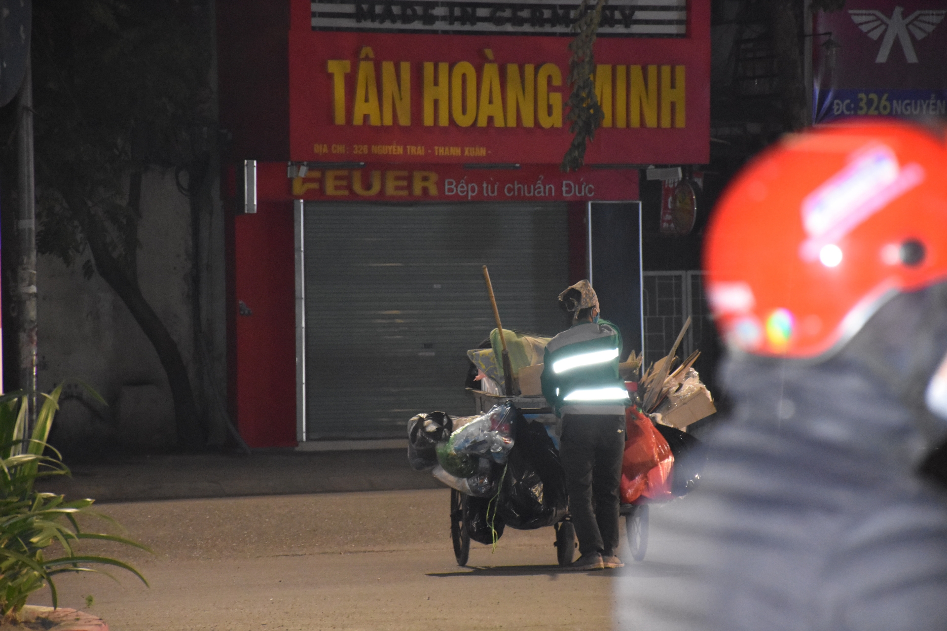 Những người giữ phố sạch sẽ trong đêm, ngay cả khi gió mùa đông bắc tràn về nhung nguoi giu pho sach se trong dem ngay ca khi gio mua dong bac tran ve