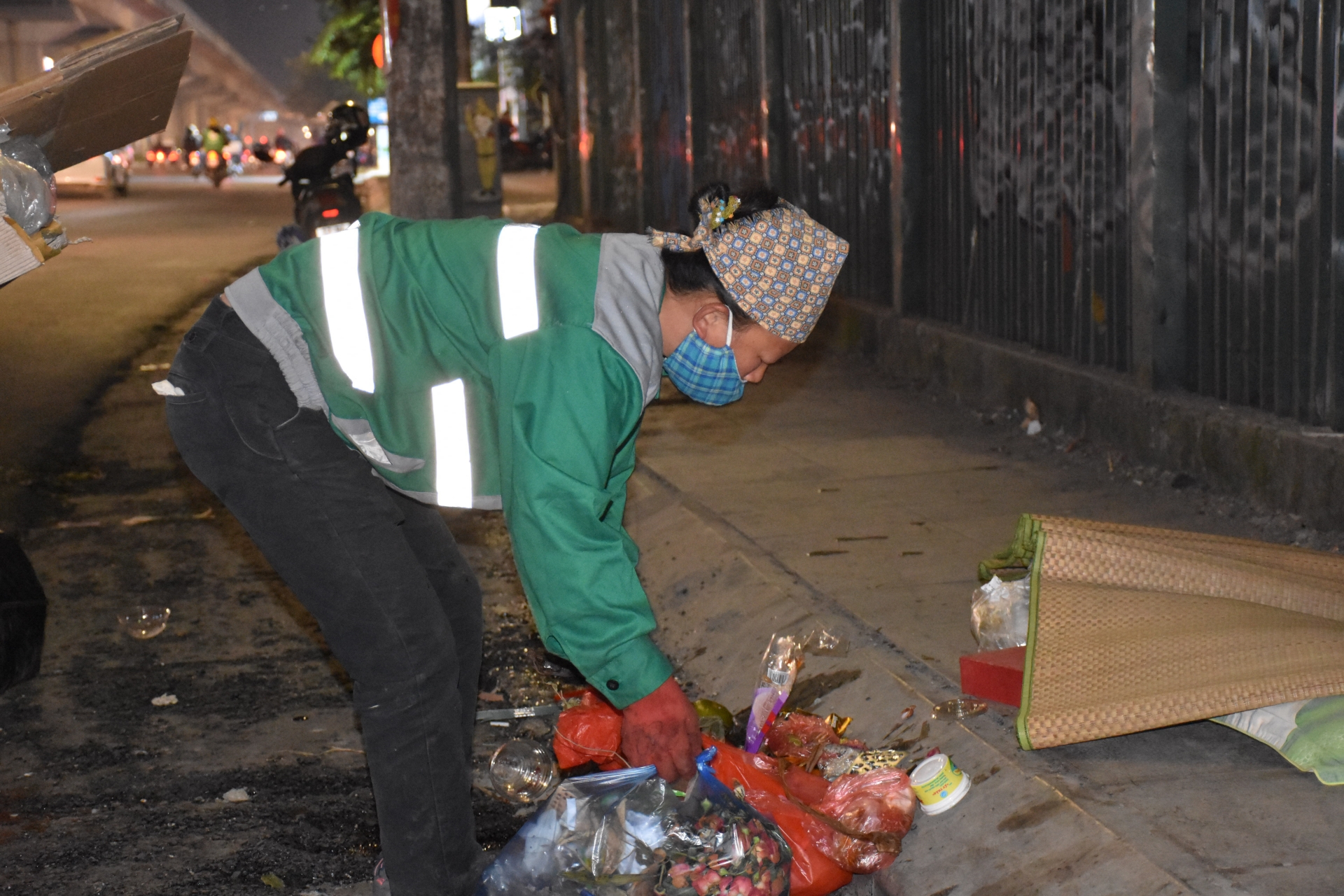Những người giữ phố sạch sẽ trong đêm, ngay cả khi gió mùa đông bắc tràn về nhung nguoi giu pho sach se trong dem ngay ca khi gio mua dong bac tran ve
