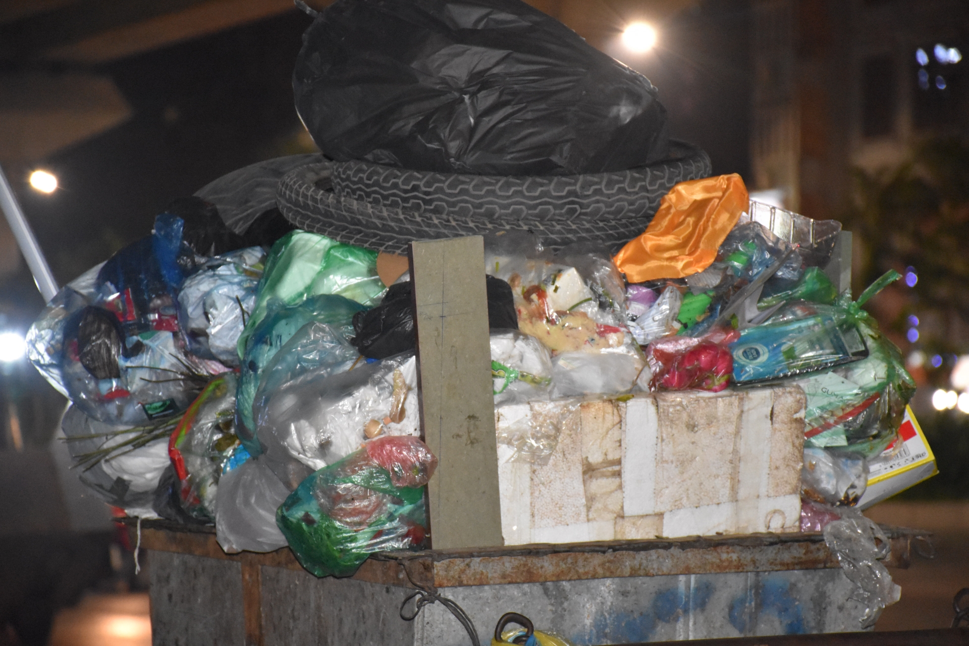 Những người giữ phố sạch sẽ trong đêm, ngay cả khi gió mùa đông bắc tràn về nhung nguoi giu pho sach se trong dem ngay ca khi gio mua dong bac tran ve