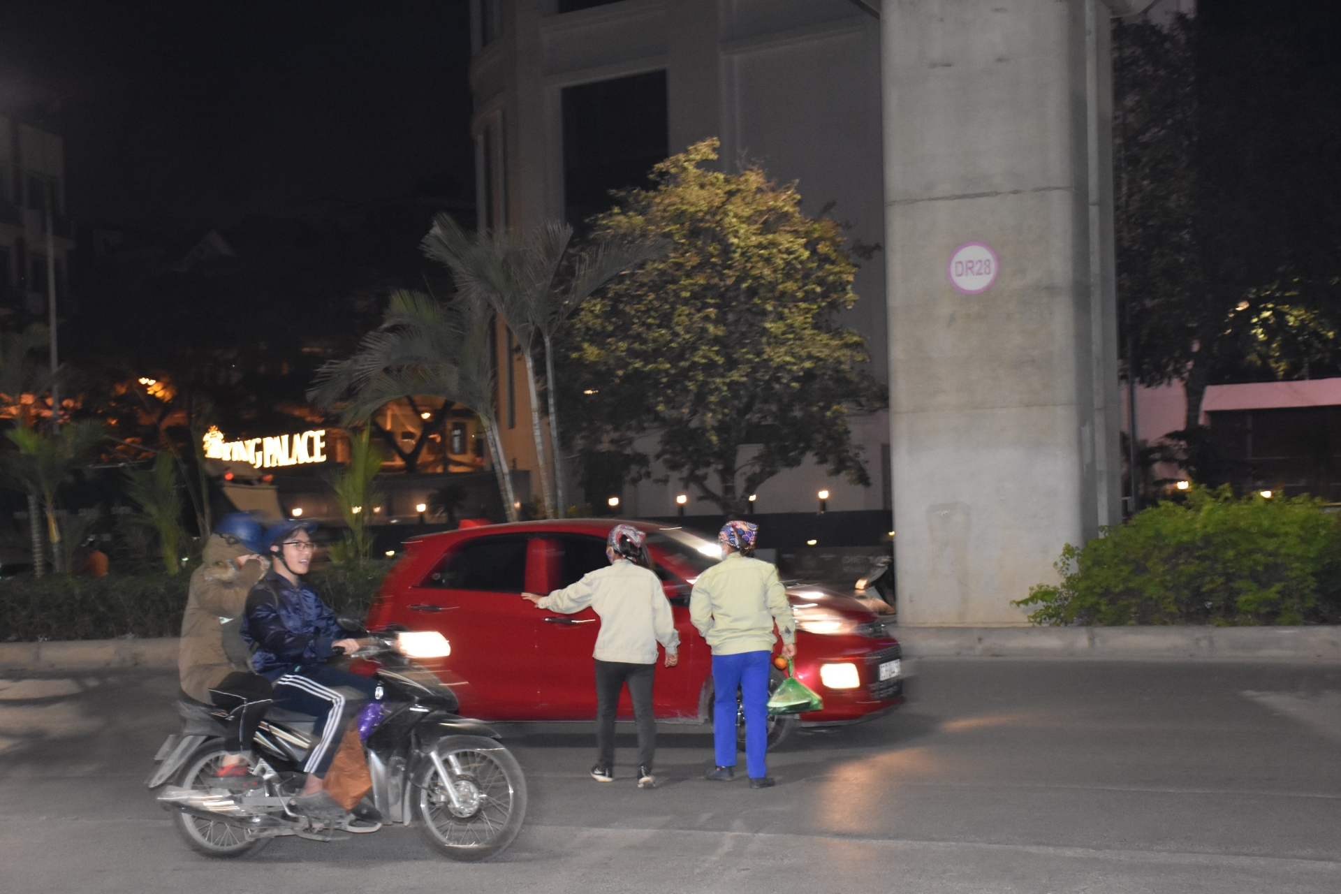 Những người giữ phố sạch sẽ trong đêm, ngay cả khi gió mùa đông bắc tràn về nhung nguoi giu pho sach se trong dem ngay ca khi gio mua dong bac tran ve