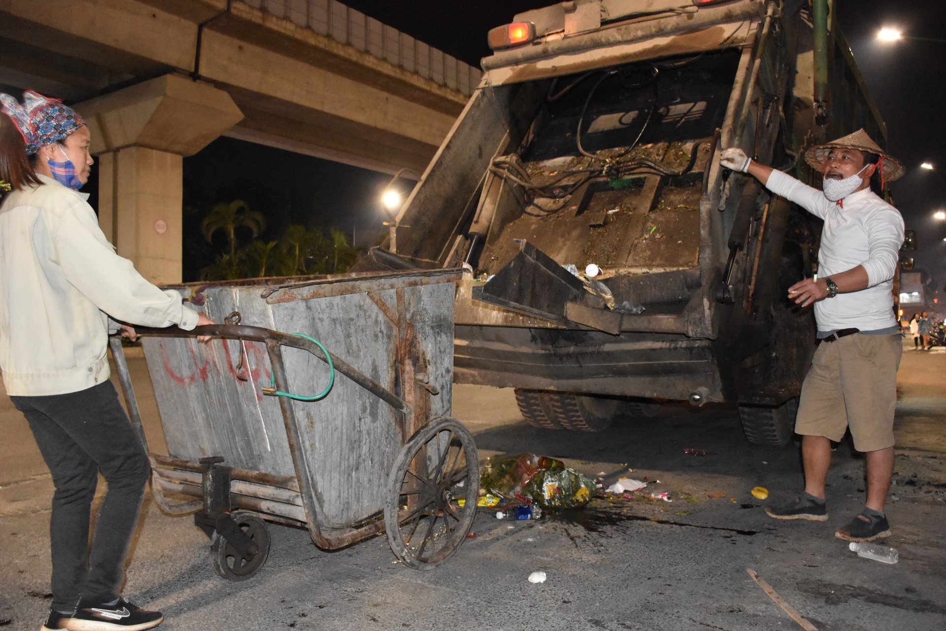Những người giữ phố sạch sẽ trong đêm, ngay cả khi gió mùa đông bắc tràn về nhung nguoi giu pho sach se trong dem ngay ca khi gio mua dong bac tran ve